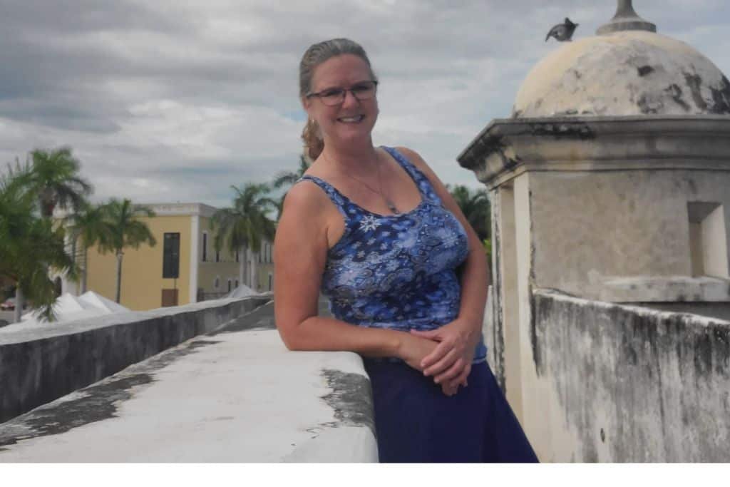 Sherry on a wall in Campeche on a cloudy day.